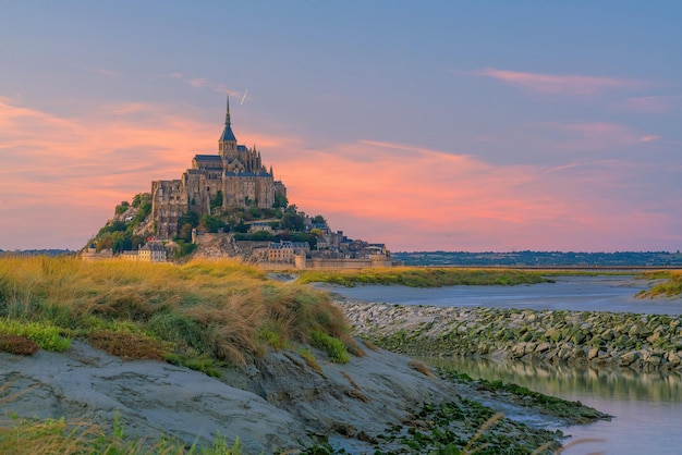 Berühmte Gezeiteninsel Le Mont SaintMichel in der Normandie Frankreich