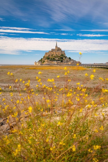 Berühmte Gezeiteninsel Le Mont SaintMichel in der Normandie Frankreich