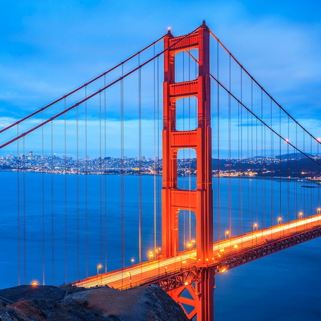 Berühmte Golden Gate Bridge, San Francisco bei Nacht, USA