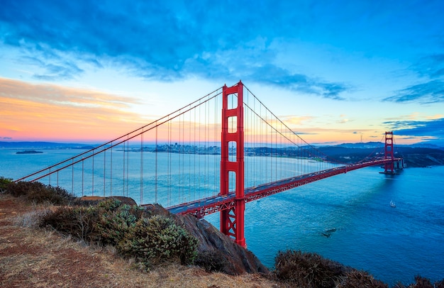 Berühmte Golden Gate Bridge, San Francisco bei Sonnenuntergang, USA