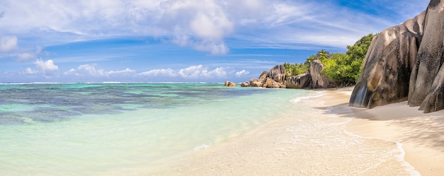 Berühmte Granitblöcke in der blauen Lagune auf den Seychellen