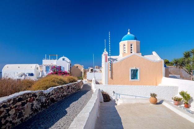 Berühmte griechische Kirchenarchitektur im Stadtbild der Stadt Oia auf der Insel Santorini in Griechenland Traditionelle weiße Häuser Griechenland Ägäis Berühmtes europäisches Reiseziel