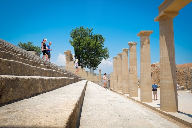 Berühmte griechische Tempelsäule und Steintreppe gegen klaren blauen Himmel im Lindos-Akropolis-Rhodos-Athena-Tempel, Griechenland