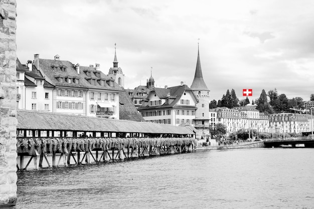 Berühmte Kapellbrücke in Luzern an einem schönen Sommertag die Schweiz