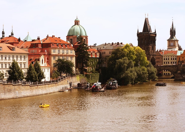 Berühmte Karlsbrücke und Turm Prag