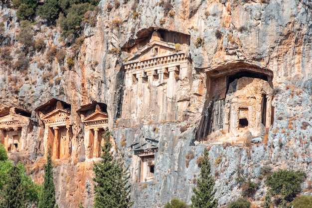 Berühmte lykische Gräber der alten Stadt Calyos Dalyan. Lykisches Grab an einem sonnigen Tag