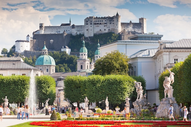 Berühmte Mirabell-Gartenansicht in Salzburg, Österreich am 18. August 2013