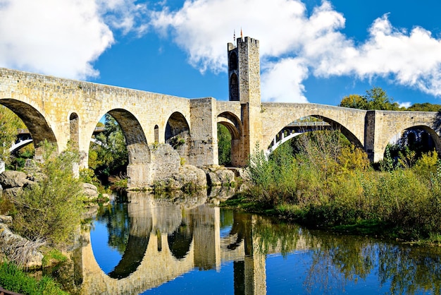 Berühmte mittelalterliche Brücke über den Fluss Fluvia im mittelalterlichen Dorf de Besal, Girona, Katalonien.