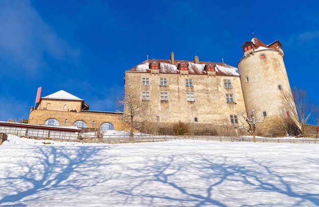 Berühmte mittelalterliche Burg Gruyères in der mittelalterlichen Stadt Gruyères, Fribourg, Schweiz. Es ist ein Schweizer Kulturerbe von nationaler Bedeutung und Namensgeber des bekannten Käses