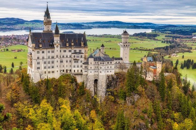 Berühmte Neuschwanstein Schlossansicht in der Herbstsaison, Bayern, Deutschland