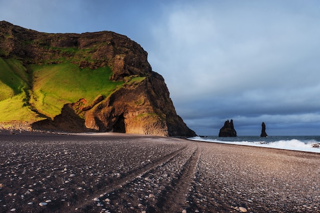 Berühmte Reynisdrangar-Felsformationen am schwarzen Reynisfjara-Strand