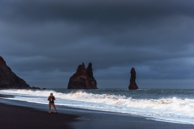 Berühmte Reynisdrangar-Felsformationen am schwarzen Reynisfjara-Strand