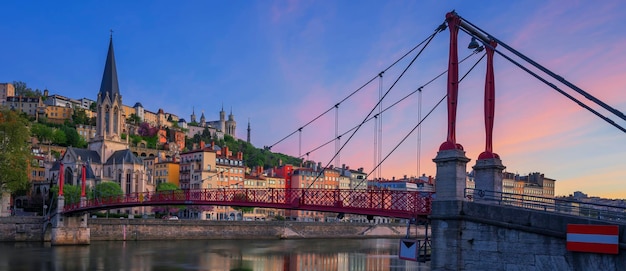 Berühmte rote Fußgängerbrücke morgens Lyon