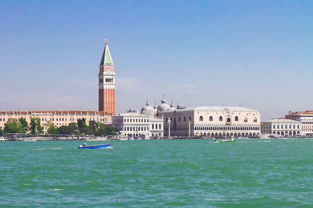 Berühmte San Marco Platz und Lagune Waterfront am sonnigen Tag, Venedig, Italien