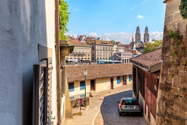 Berühmte schmale alte Straße von Zürich in der Nähe von Grossmnster Schweiz