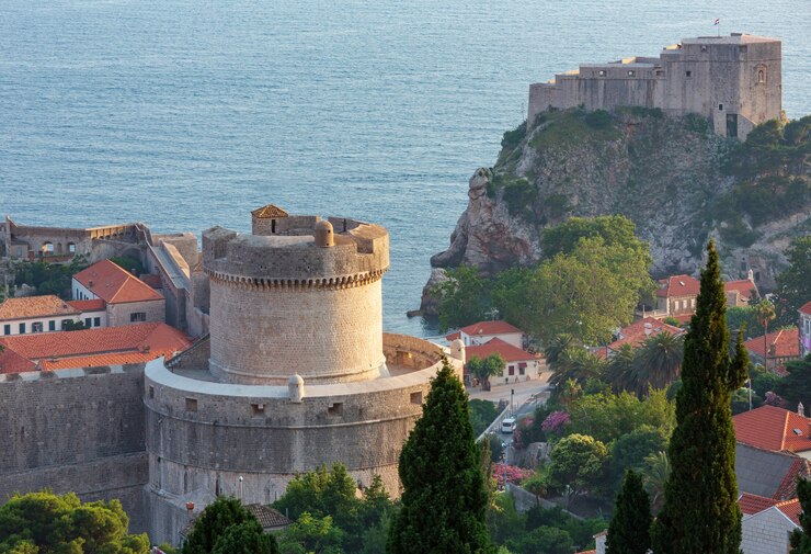 Foto berühmte sommeransicht der altstadt von dubrovnik mit festung und minceta-turm (kroatien).