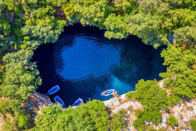 Berühmte Touristenattraktion Luftdrohnenansicht der ikonischen Höhle mit dem Melissani-See in der Nähe des samischen Dorfes Kefalonia Insel Griechenland