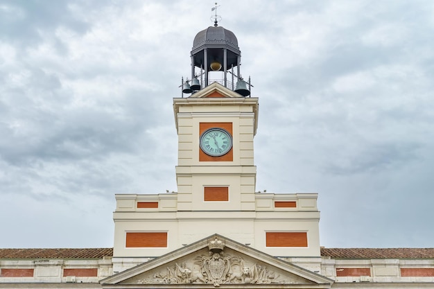 Berühmte Uhr der Puerta del Sol in Madrid, wo das Ende und der Anfang des neuen Jahres verabschiedet werden