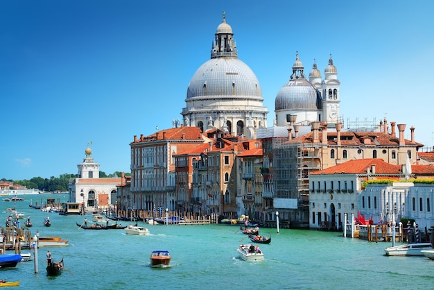 Berühmte venezianische Basilika Santa Maria della Salute bei Tag, Italien