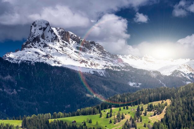 Berühmter alpiner Ort der Welt Region Trentino Alto Adige Italien Europa Herrlicher Sommerblick auf das Alpental Erstaunliche Natur mit Flare als Linsenblendung oder getönt