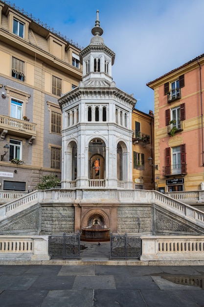 Berühmter Brunnen aus dem Jahr 1879 an der Thermalquelle namens La Bollente in der Altstadt von Acqui Terme, Piemont, Italien