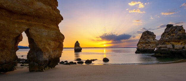 Berühmter Camilo Strand bei Sonnenaufgang, Algarve, Portugal