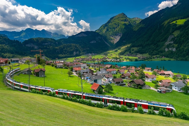 Berühmter elektrischer roter touristischer Panoramazug im Schweizer Dorf Lungern, Kanton Obwalden, Schweiz