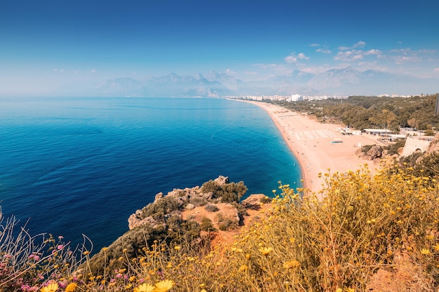 Berühmter Konyaalti-Strand mit malerischem Panoramablick von einem Kliif-Top-Reiseziel der Türkei und Antalya und der Mittelmeerriviera