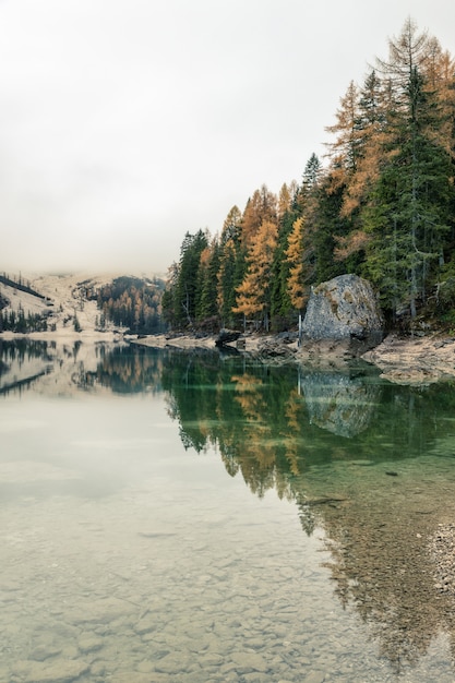 Berühmter Lago di Braies See in Italien auf einem nebligen Wetter mit schönen Reflexionen in der Herbstsaison
