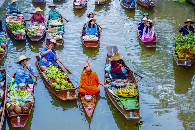 Foto berühmter schwimmender markt in thailand damnoen saduak schwimmender markt ratchaburi thailand