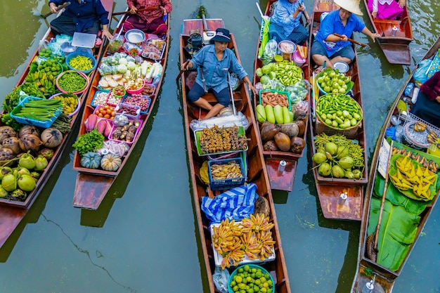 Foto berühmter schwimmender markt in thailand damnoen saduak schwimmender markt ratchaburi thailand