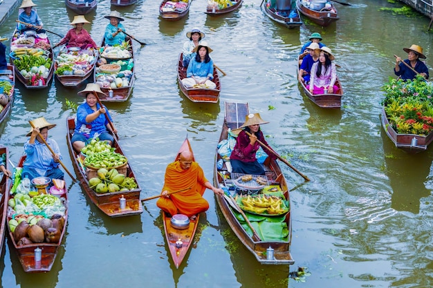 Foto berühmter schwimmender markt in thailand damnoen saduak schwimmender markt ratchaburi thailand