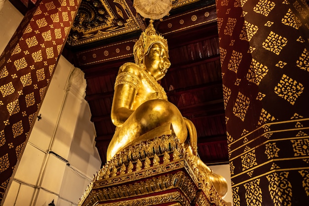 Berühmter Tempel in Thailand (Wat Na Phra Men)