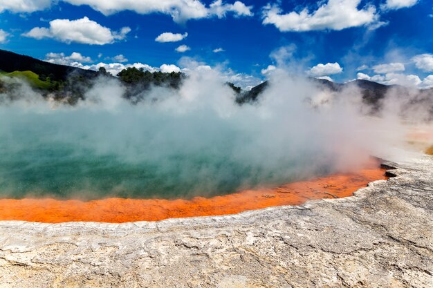 Berühmter Thermalsee Champagner-Pool im Wai-O-Tapu-Thermanl-Wunderland in Rotorua, Neuseeland