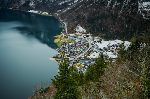 Berühmtes Bergdorf Hallstatt und Alpensee