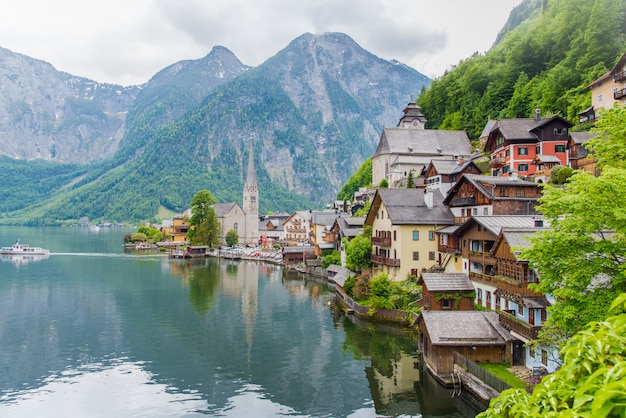 berühmtes Hallstatt-Bergdorf in den österreichischen Alpen mit Passagierschiff