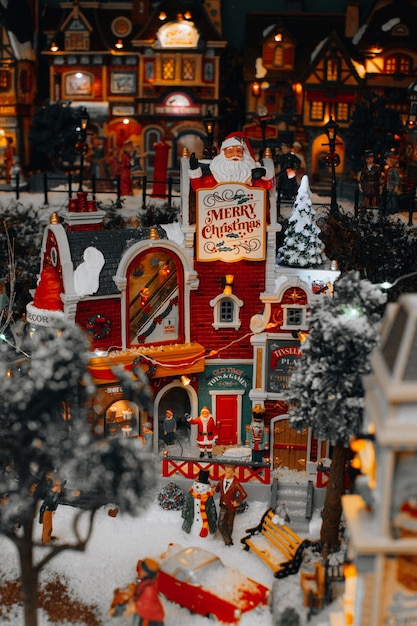 Berühmtes Neujahrs- und Weihnachtsspielzeug von Lemax-Dekorationen mit Weihnachtsbaum, Schnee, Stadt und Figuren. Luxuriöse Geschenke und Dekorationen für die Winterferien