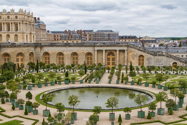 Berühmtes Schloss Versailles in der Nähe von Paris Frankreich mit wunderschönen Gärten