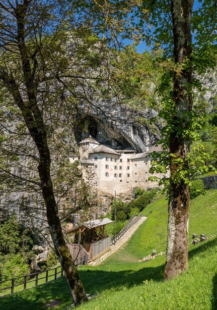 Berühmtes Schloss von Predjama, das in eine Höhle im Berg in Slowenien gebaut wurde