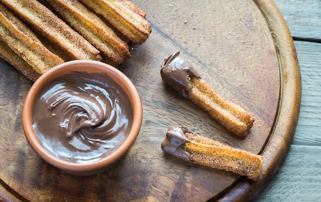 Berühmtes spanisches Dessert mit Schokoladensauce