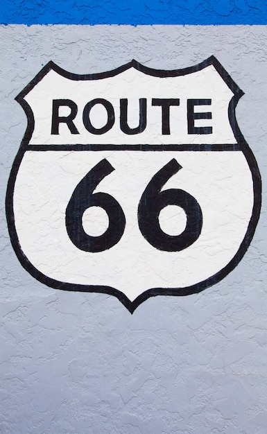 Foto berühmtes streetsight der route 66 an einer wand in flagstaff . gemalt