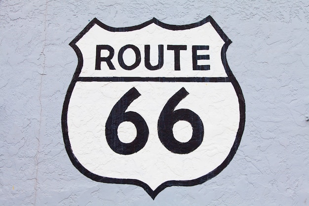 Foto berühmtes streetsight der route 66 an einer wand in flagstaff . gemalt