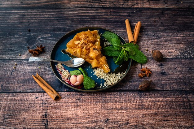 Foto berühmtes stück tarte tatin mit lechee und minzblättern