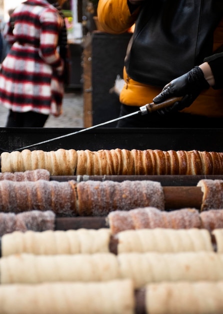 Berühmtes süßes Brötchen Prag Trdelnik, das im Winter auf der Straße gebacken wird