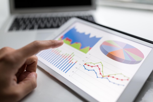 Foto berühren sie den digitalen tablet-computer mit dem finger, um das diagramm anzuzeigen