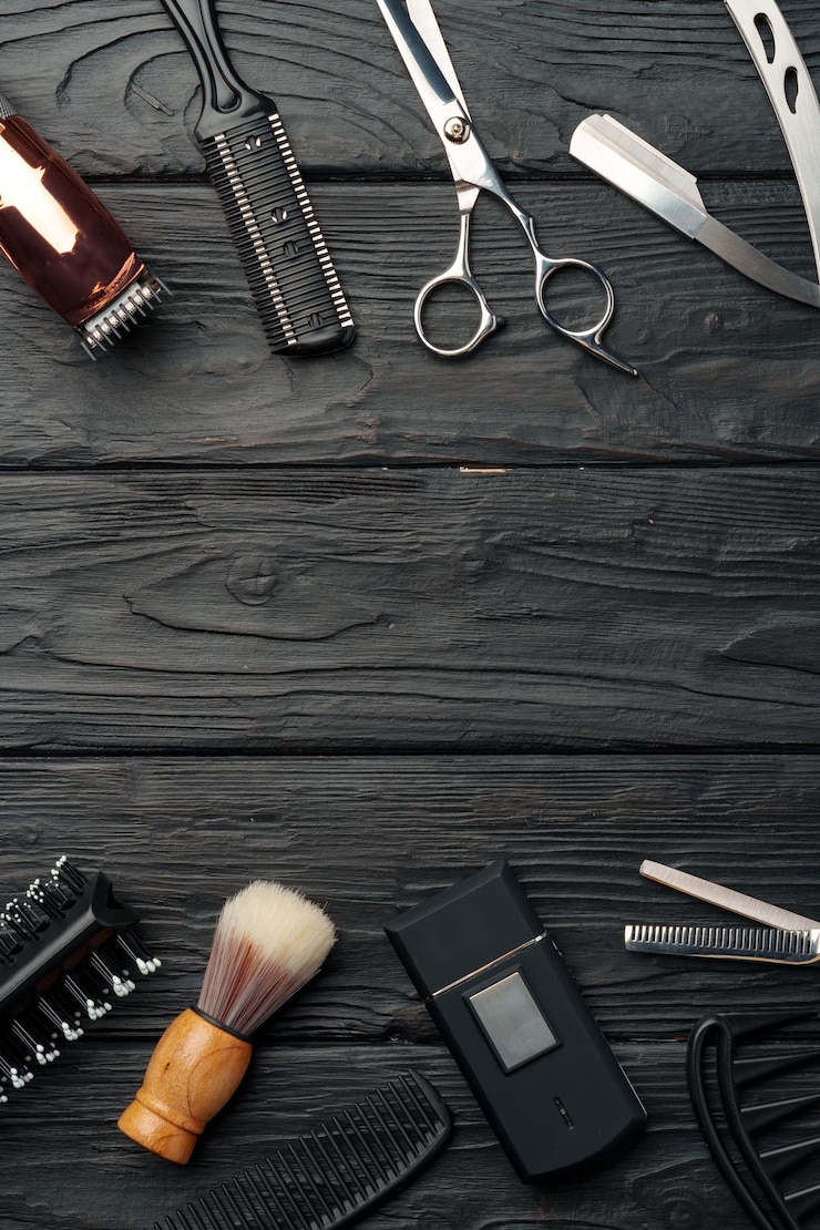 Foto berufliche friseurwerkzeuge auf dunkler holzoberfläche
