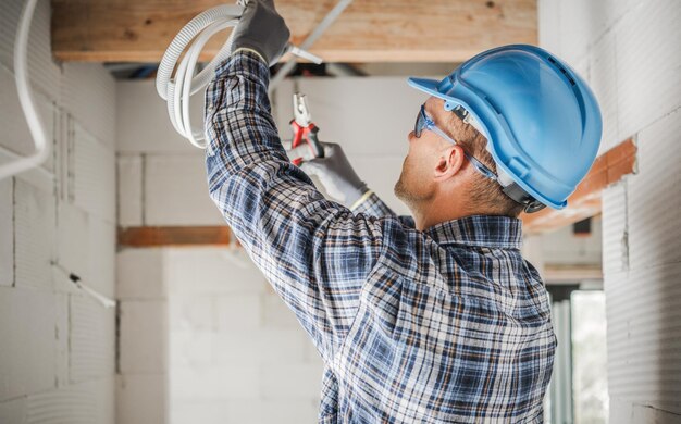 Foto beruflicher elektriker bei der arbeit