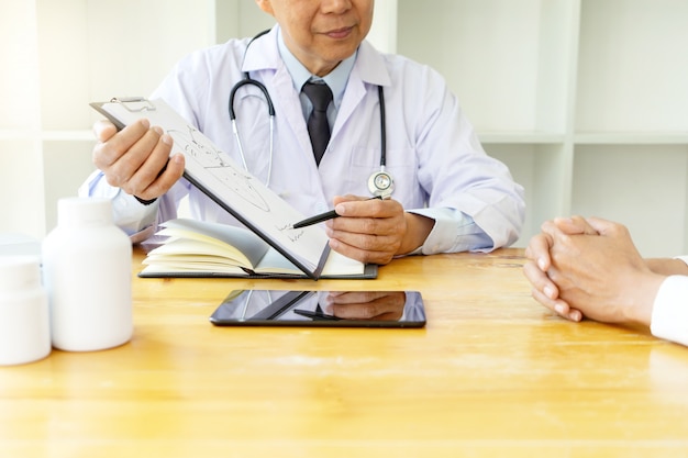 Berufsdoktor sitzen am Tisch