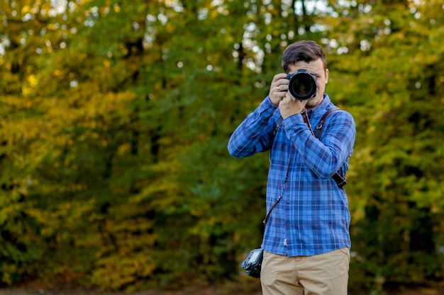 Berufsfotograf in der Aktion mit zwei Kameras auf Schultergurten