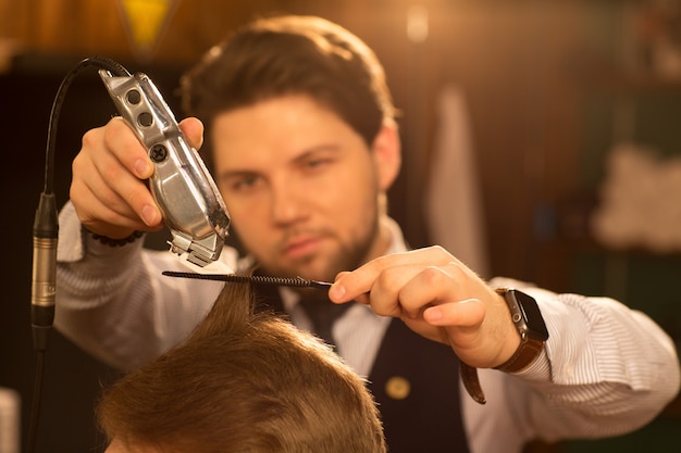 Berufsfriseur, der an seinem Friseursalon arbeitet